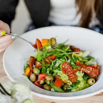 Letní zeleninový salát s olivami, sušenými rajčaty a kuřecím masem